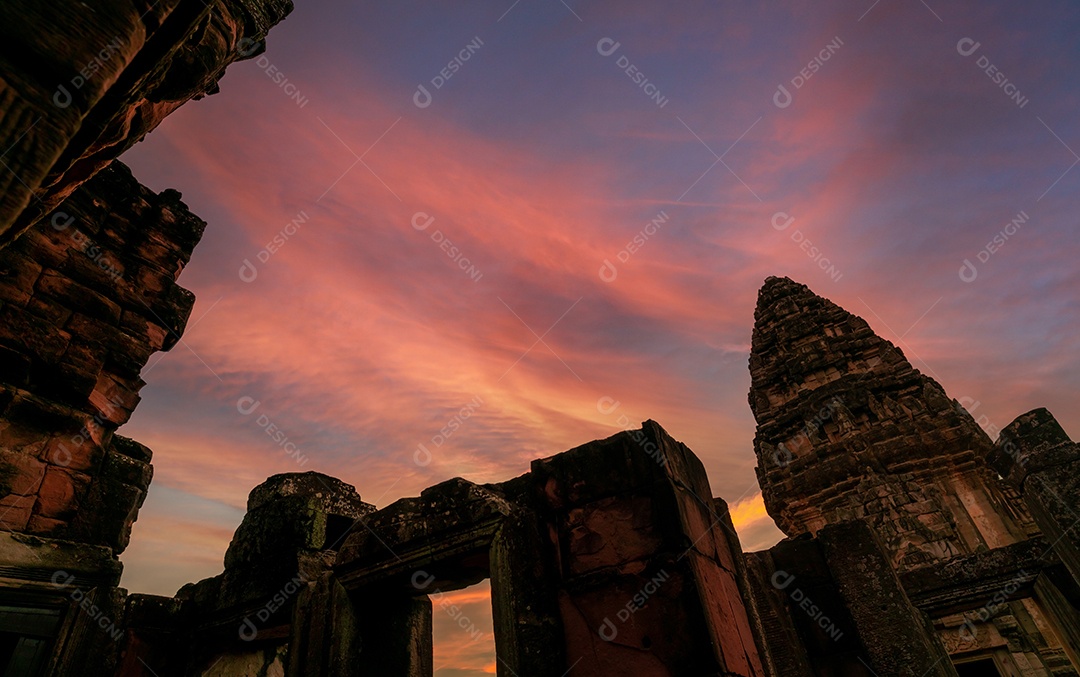 Phimai Historical Park com céu azul e dourado do sol.