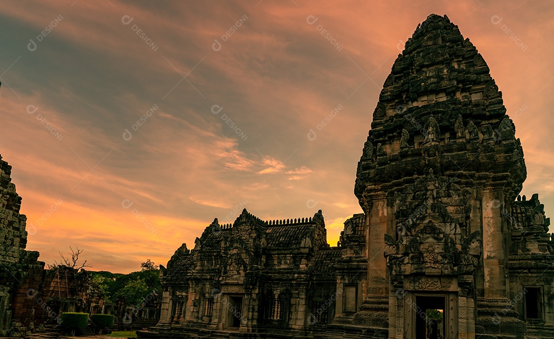 Paisagem do Parque Histórico Phimai com céu pôr do sol.