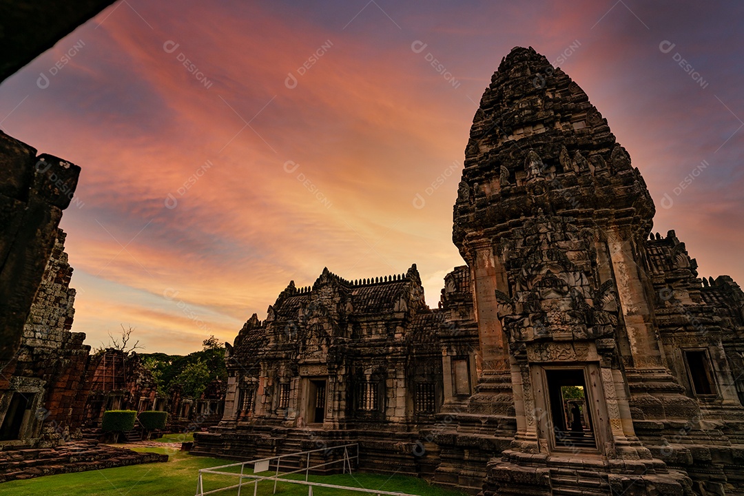 Paisagem do Parque Histórico Phimai com céu pôr do sol.
