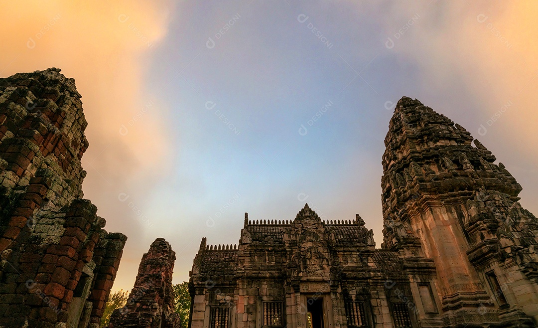 Phimai Historical Park com céu azul. Marco de Nakhon Ratchas