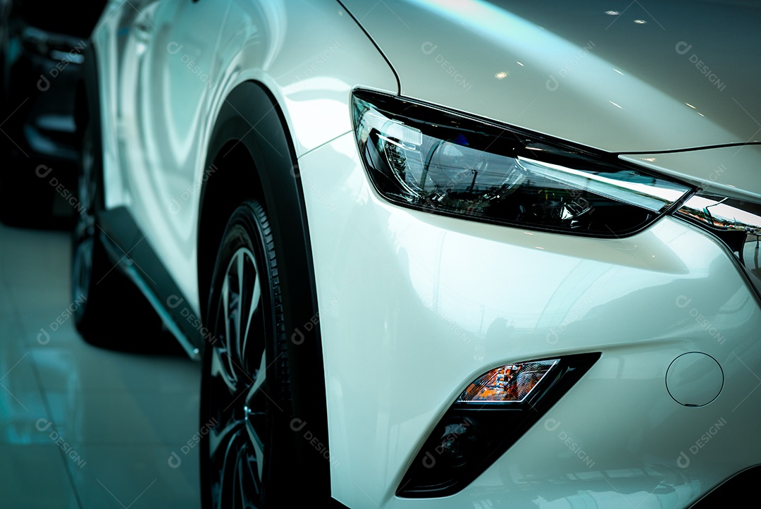 Novo carro branco de luxo estacionado no showroom moderno. concessionária de carros