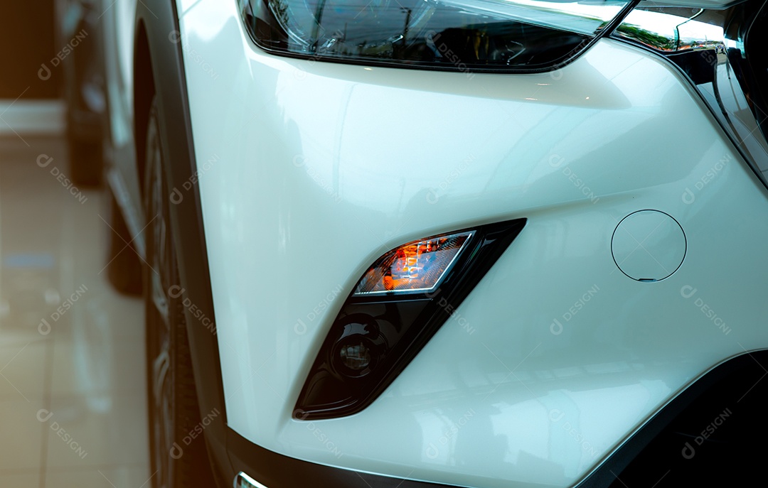 Novo carro branco de luxo estacionado no showroom moderno. concessionária de carros