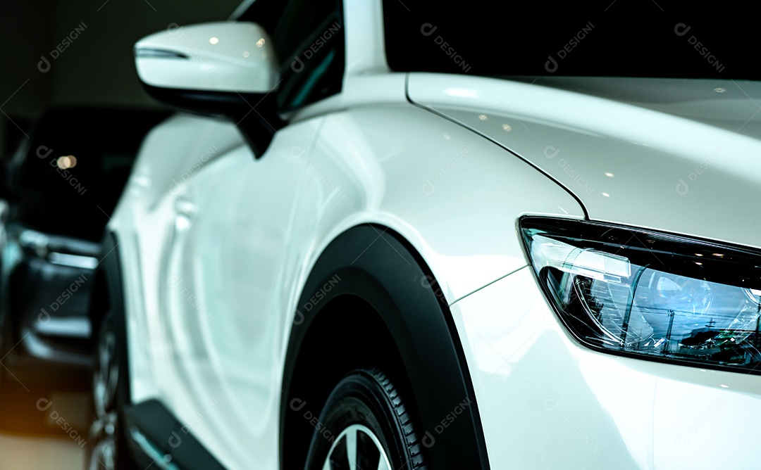 Novo carro branco de luxo estacionado no showroom moderno. concessionária de carros