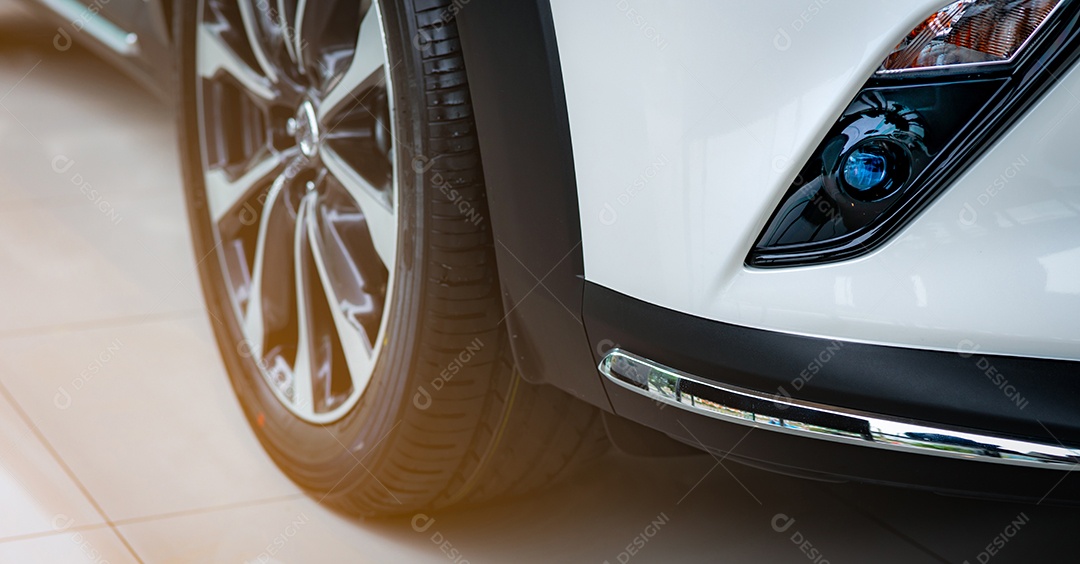 Novo carro branco de luxo estacionado em showroom moderno para venda.