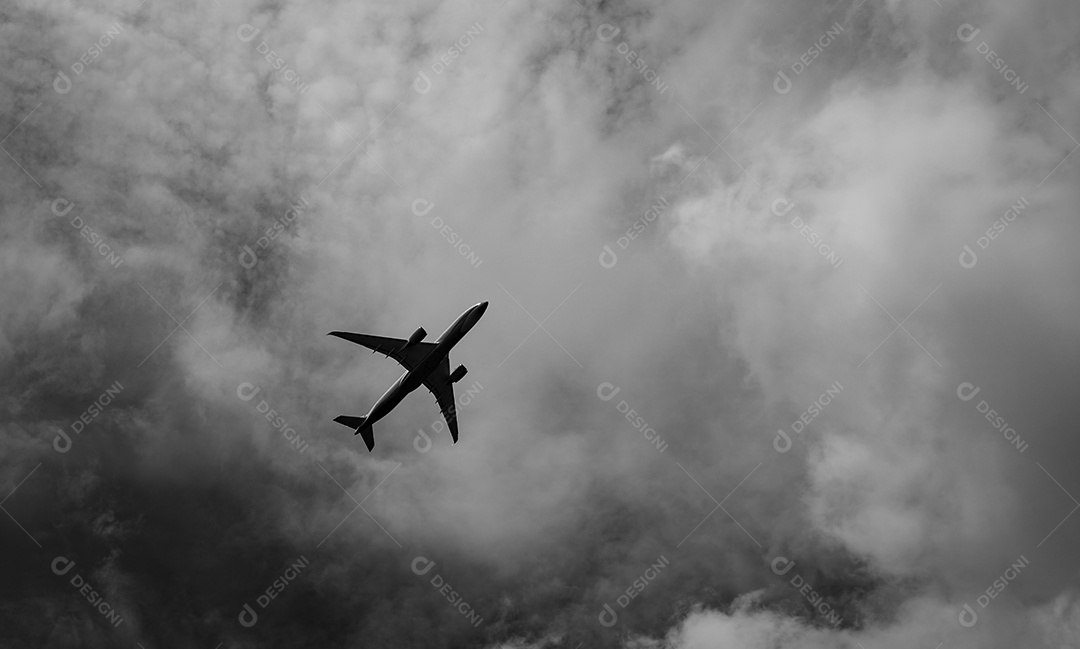 Avião comercial no céu cinza e nuvens com espaço de cópia.