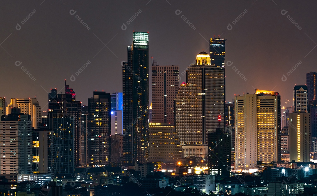 Paisagem urbana de edifício moderno à noite. arquitetura moderna