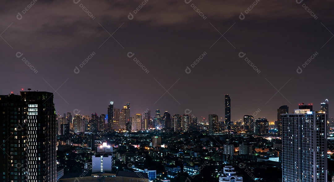 Paisagem urbana de edifício moderno à noite. arquitetura moderna