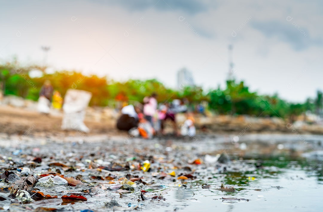 Borrado de voluntários coletando lixo. Sondagem de ambiente de praia