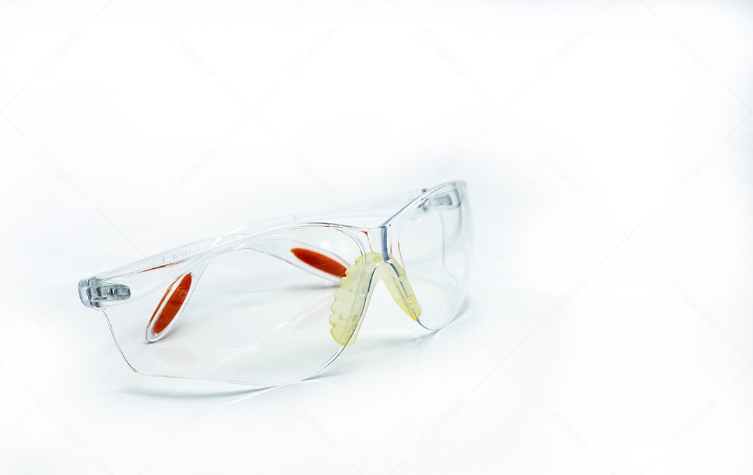 Óculos de segurança de plástico isolados no fundo branco.