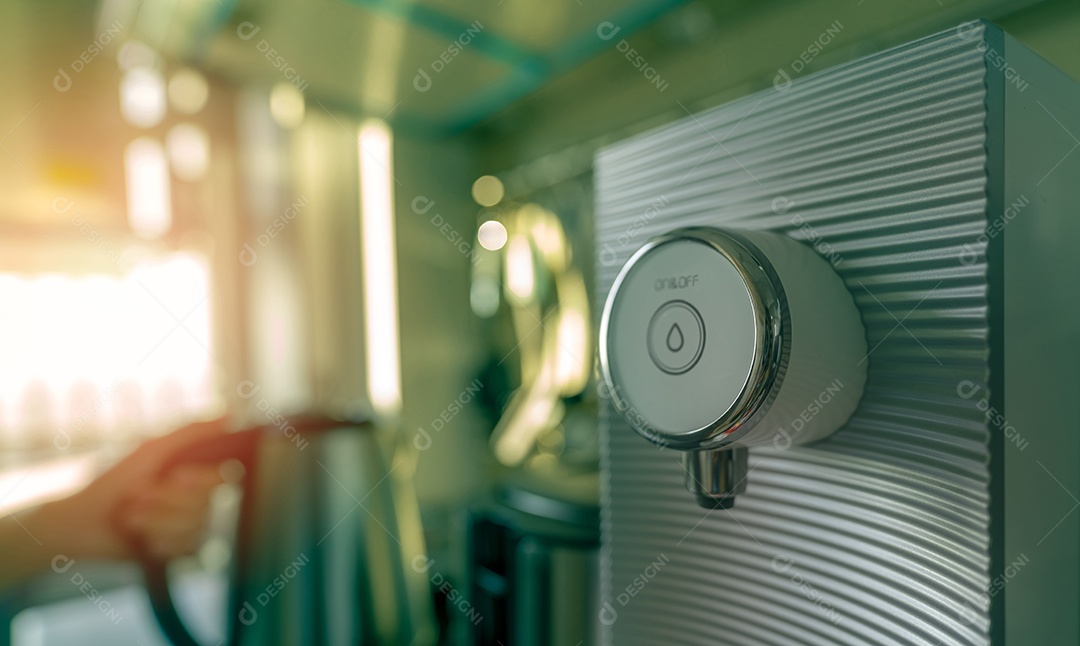 Purificador de água na cozinha do apartamento no fundo desfocado da mulher