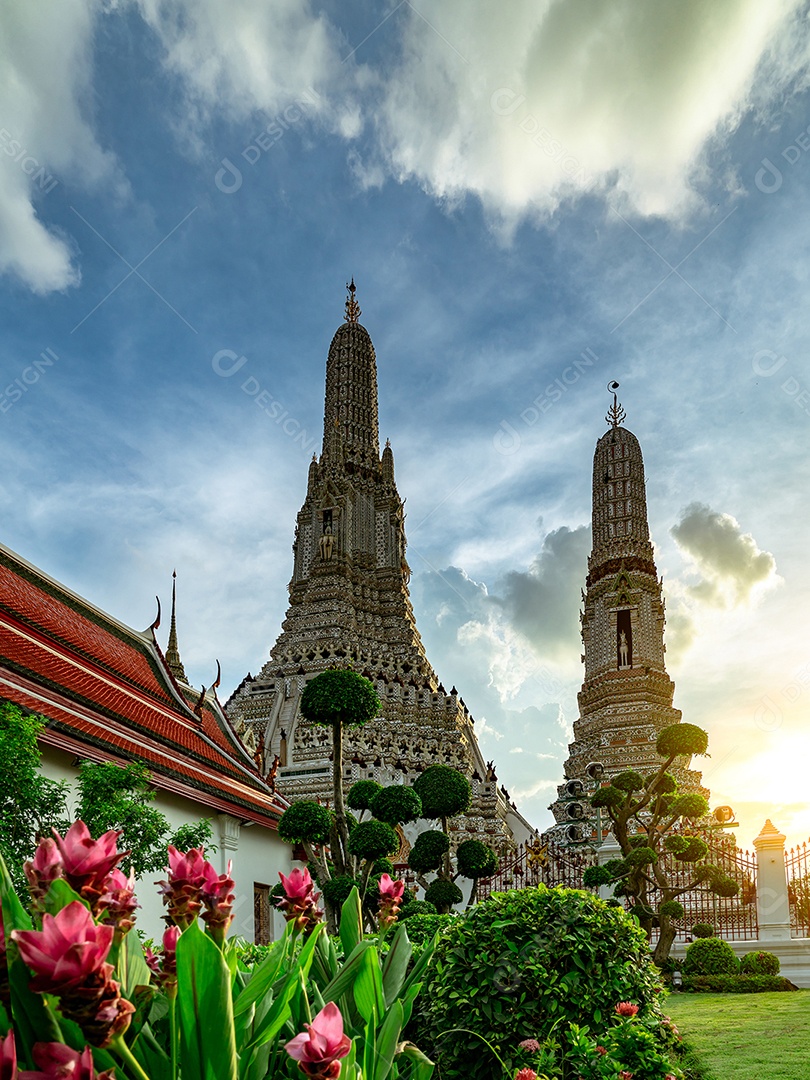 Wat Arun Ratchawararam com lindo céu azul e nuvens brancas.