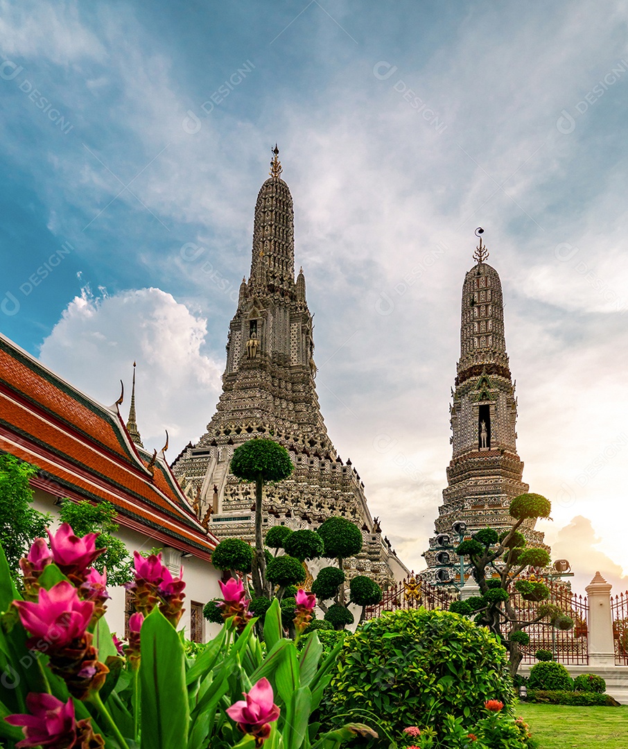 Wat Arun Ratchawararam com lindo céu azul e nuvens brancas.