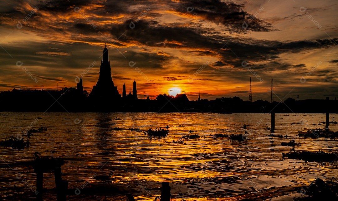 Rio e Wat Arun Ratchawararam ao pôr do sol com lindo