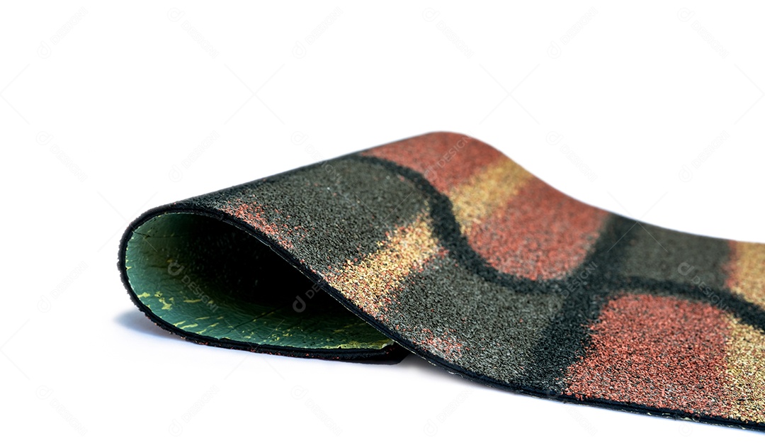 Telhado de telha verde escuro, amarelo e laranja sobre fundo branco.