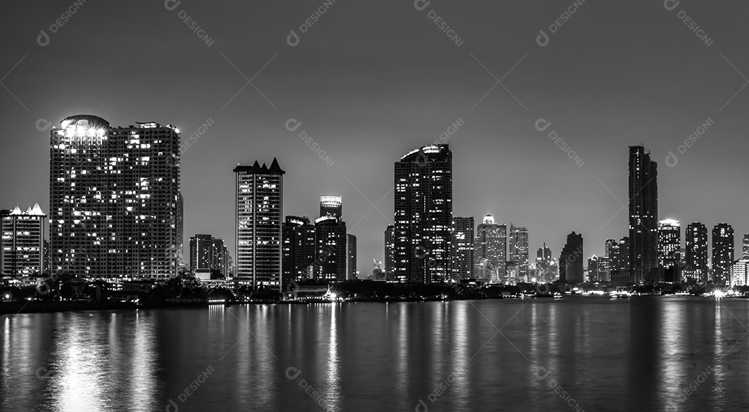 Paisagem urbana de edifício moderno perto do rio à noite.