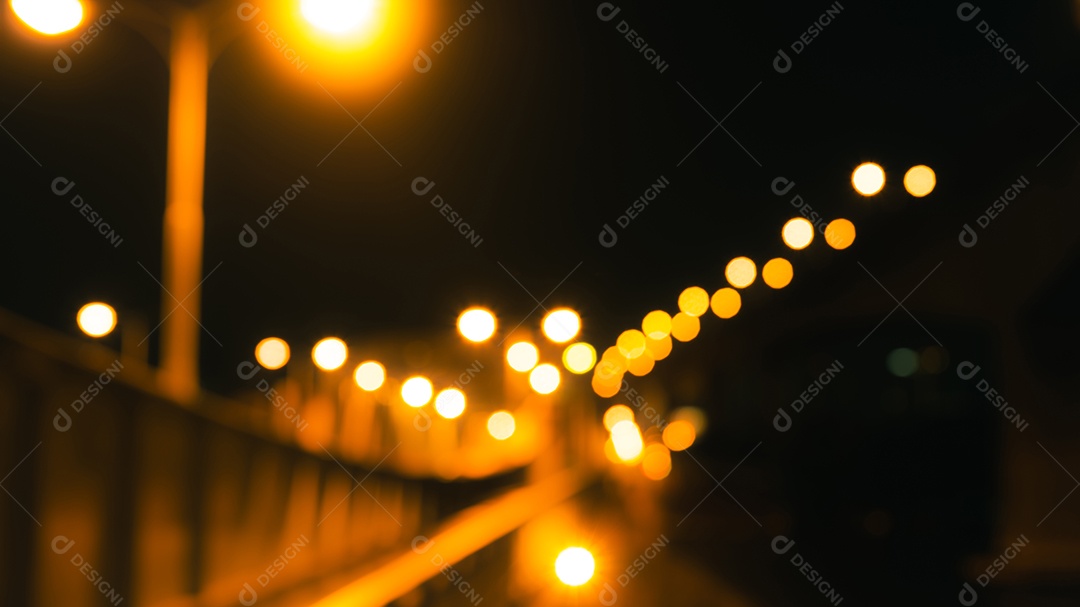 Ponte turva, estrada e poste elétrico com bokeh amarelo
