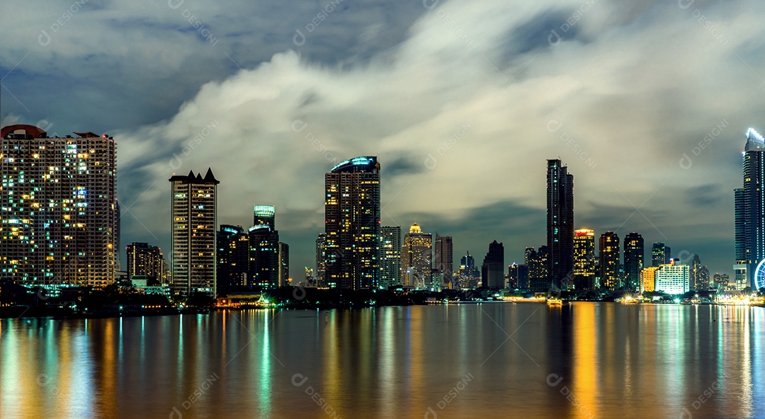 Paisagem urbana de edifício moderno perto do rio no meio da noite.