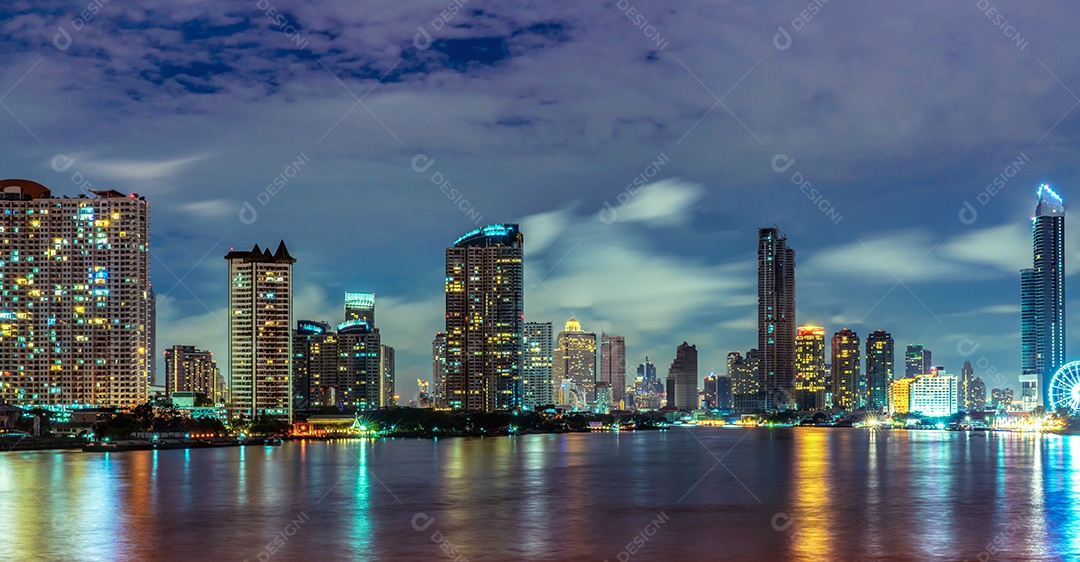 Paisagem urbana de edifício moderno perto do rio no meio da noite.