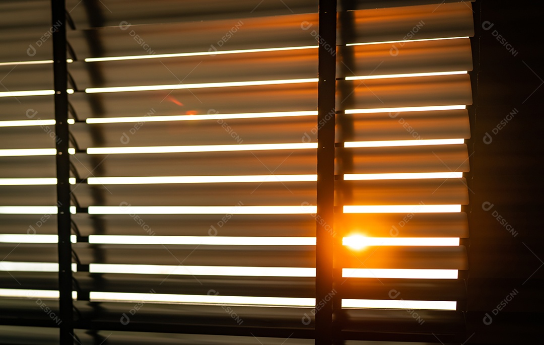 Cortinas plásticas venezianas abertas com luz solar pela manhã.