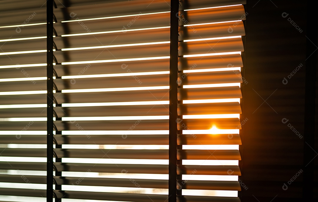 Cortinas plásticas venezianas abertas com luz solar pela manhã.