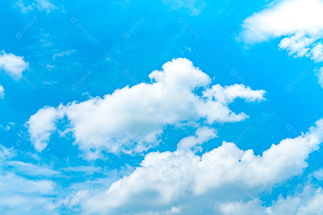 Lindo céu azul e nuvens cumulus brancas abstraem base.