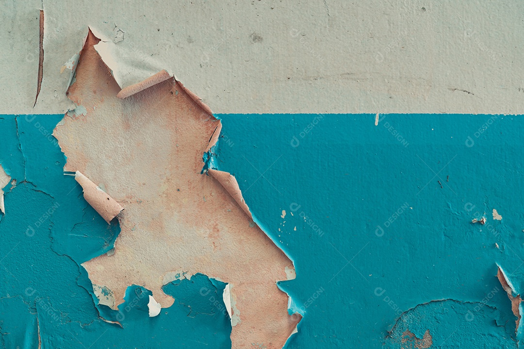 Velhas paredes de cimento de pintura descascada de cor branca e azul.