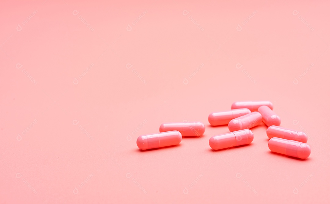 Comprimidos cápsula rosa em fundo rosa. conceito de dia dos namorados.