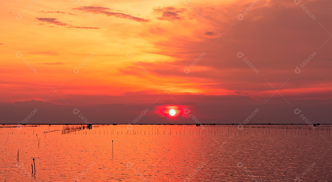 Céu lindo pôr do sol. Pôr do sol da praia. Mar crepuscular e céu.