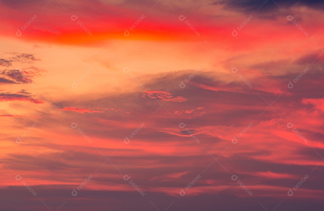 Lindo céu pôr do sol e nuvens. Laranja dramático, vermelho, rosa