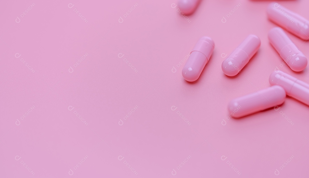 Pílula de cápsulas rosa em fundo rosa. Vitaminas e suplementos.