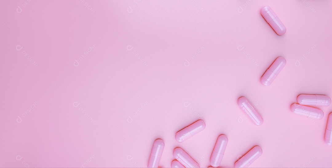 Pílula de cápsulas rosa de vista superior em fundo rosa. rede de saúde