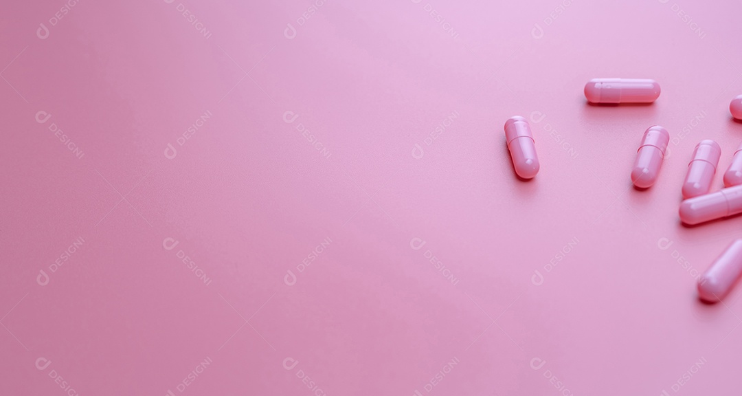 Pílula de cápsulas rosa em fundo rosa. Vitaminas e suplementos.