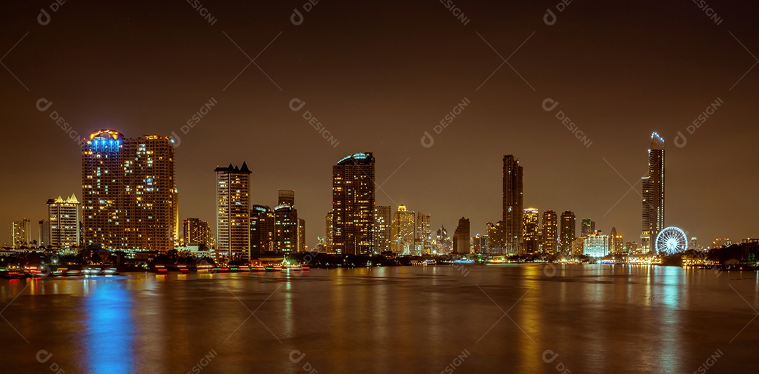 Paisagem urbana de edifício moderno perto do rio no meio da noite.