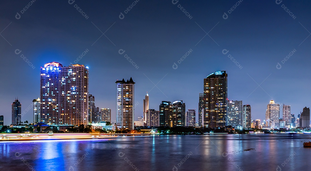 Paisagem urbana de edifício moderno perto do rio no meio da noite.