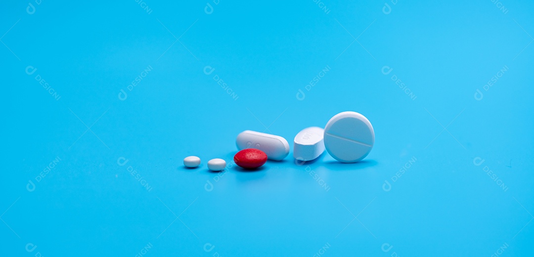 Grupo de pílulas brancas redondas e ovais