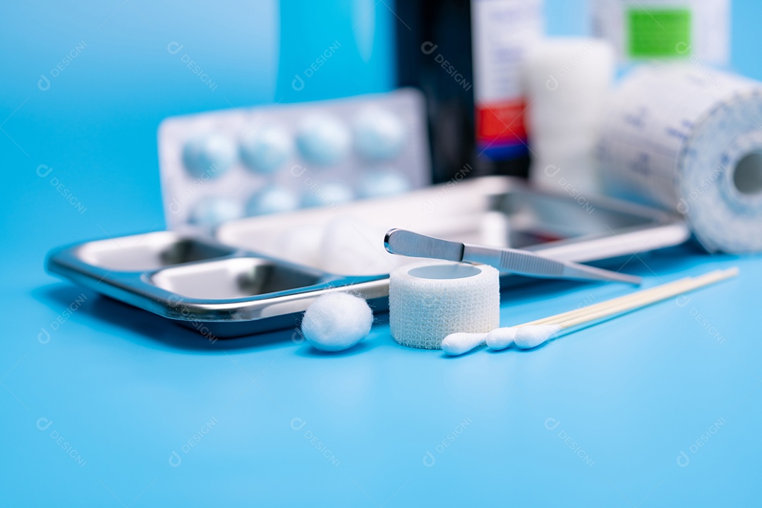 Conjunto de curativo para tratamento de feridas e placa de aço inoxidável em fundo azul