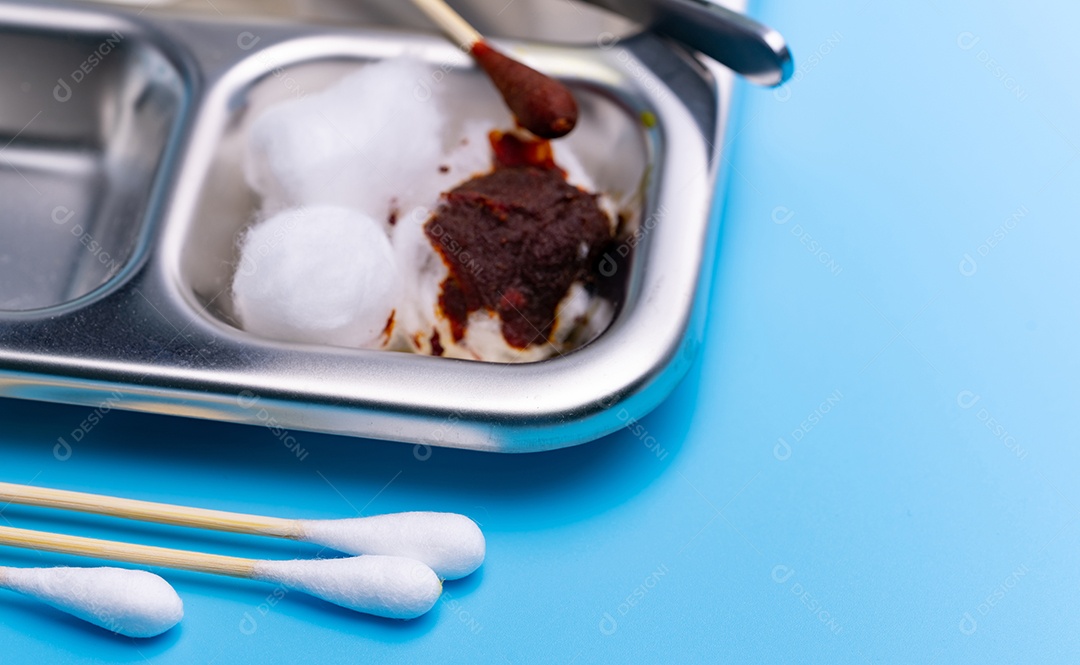 Conjunto de curativo para tratamento de feridas e placa de aço inoxidável em fundo azul