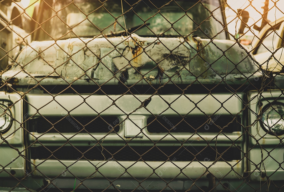 Velhos caminhões destruídos na cena preto e branco.