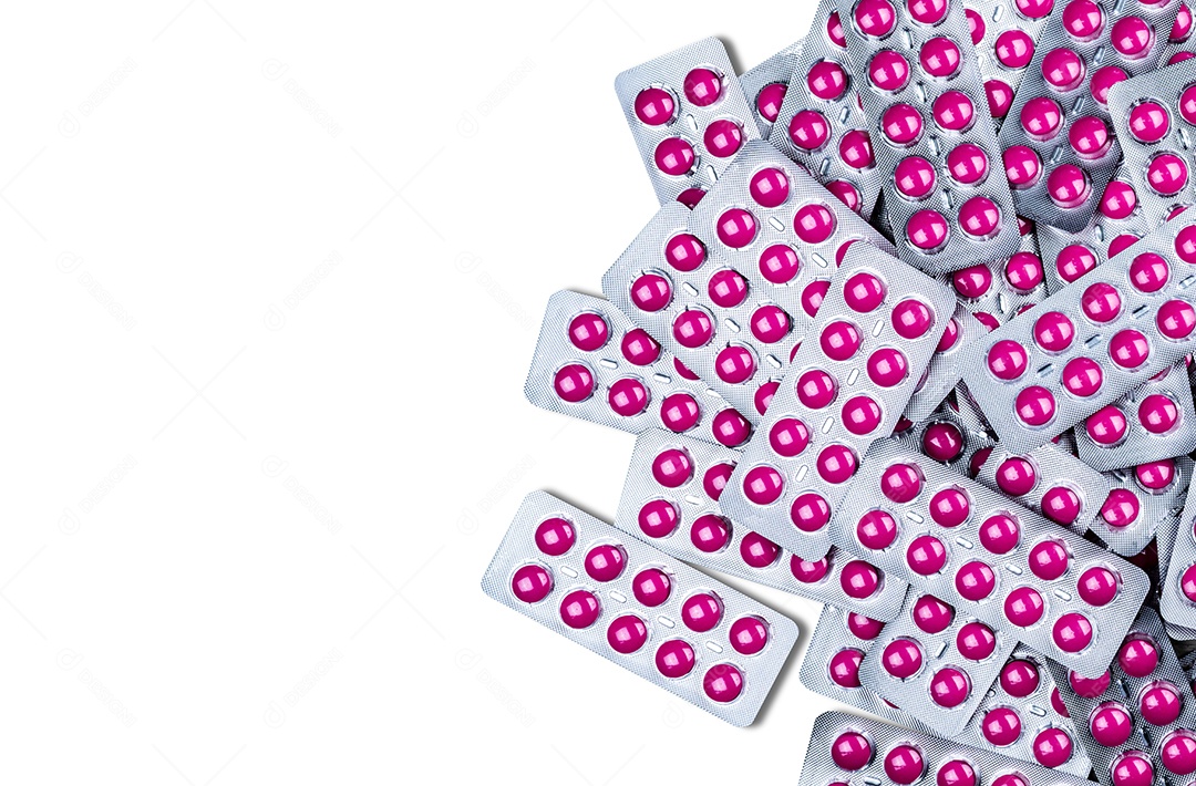 Ibuprofeno em comprimidos rosa em blister isolado no branco