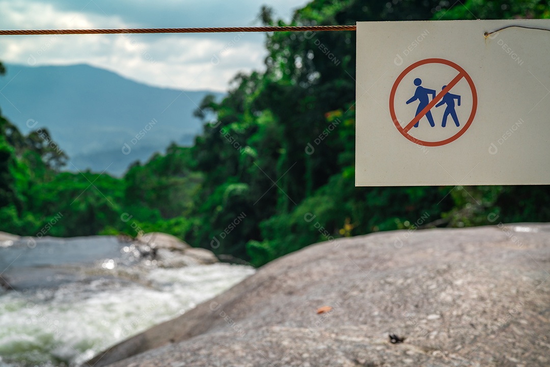 Não ande da trilha. Sinal de aviso no parque nacional na água