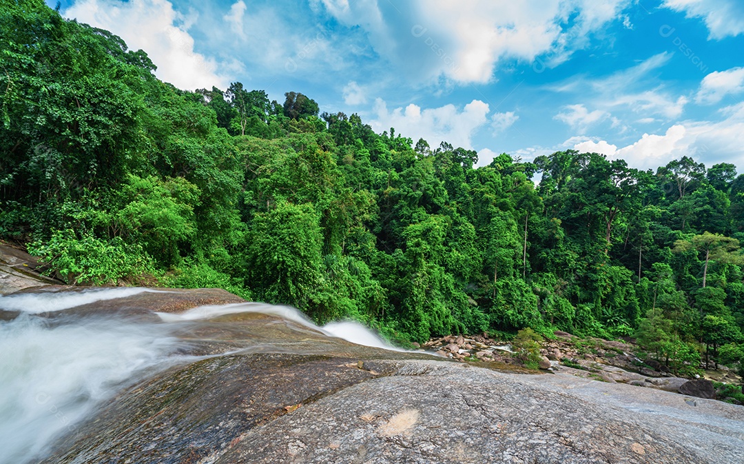 Cachoeira bonita na montanha com céu azul e cumulus branco