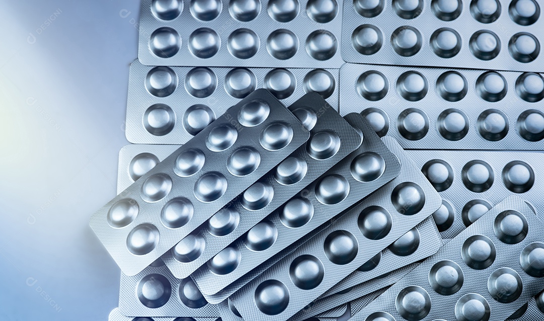 Pílula de comprimidos em blister de folha de alumínio prateado. farmacêutico