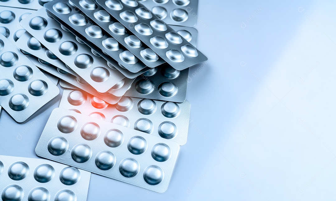 Pilha de comprimidos comprimidos em blister. Embalagens em farmacêutica