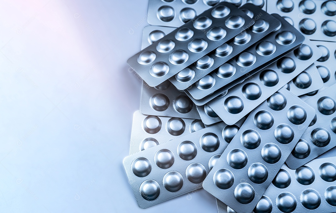 Pílula de comprimidos em blister de folha de alumínio prateado.