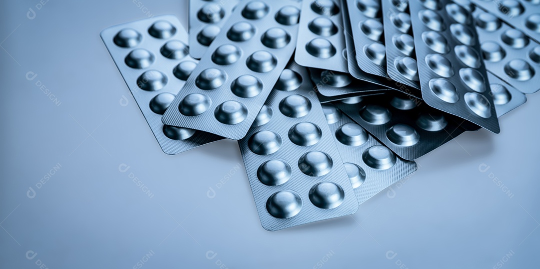 Pilha de comprimidos em embalagens blister para proteger o medicamento