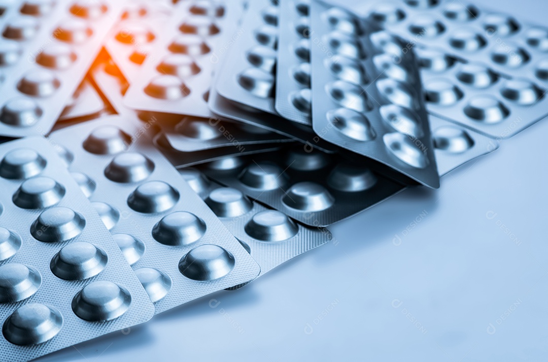 Medicamento analgésico e relaxante muscular. Pilha de alumínio prateado