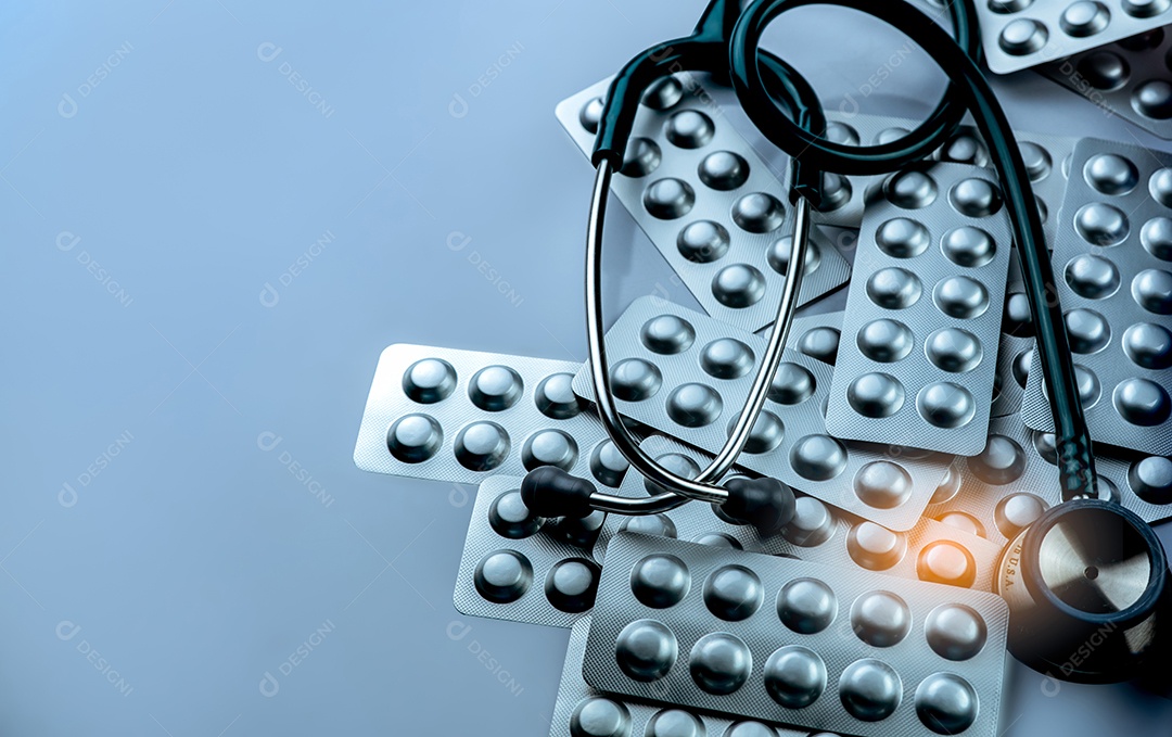 Pilha de comprimidos em blister de folha de alumínio prateado