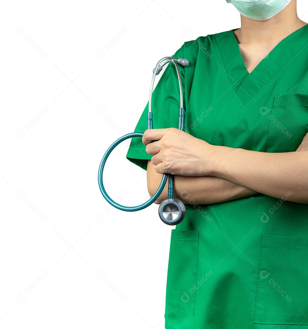 Médico cirurgião usa uniforme de camisa verde