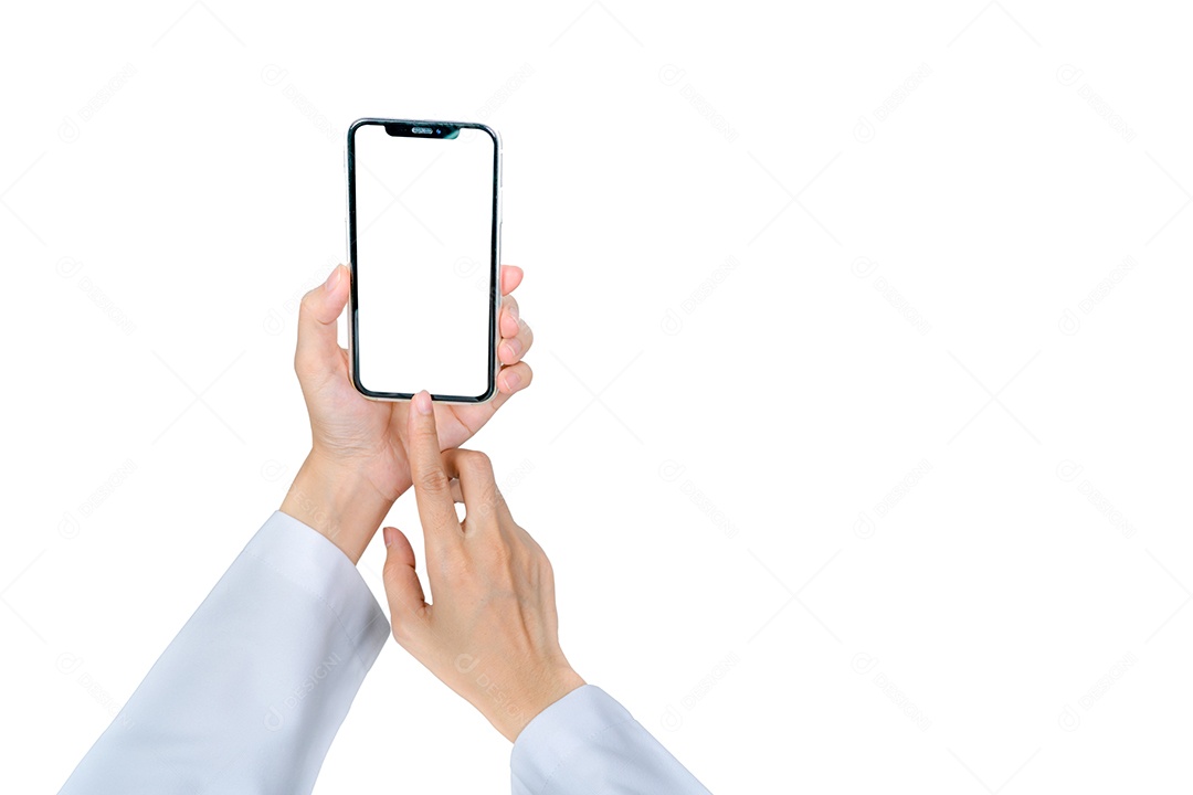 Médico usa telefone celular para se comunicar com enfermeira ou assistência médica