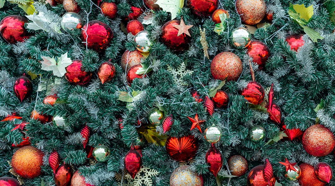 Feche a decoração da árvore de Natal com bola vermelha, bola de ouro